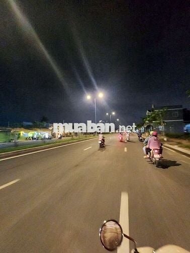Đất ở mặt tiền đường song hành quốc lộ 50 gần ngã tư. Ngang 32m