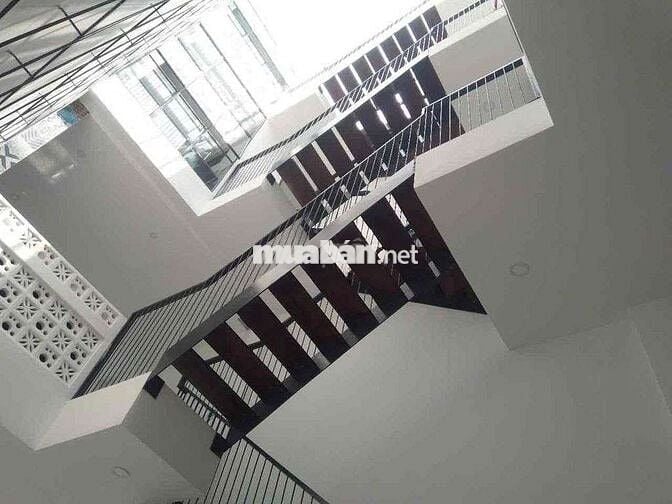 NHÀ 3LẦU SÂN ĐẬU OTO 4X17M 4PN 5WC HẺM 520 ĐỐI DIỆN VẠN PHÚC