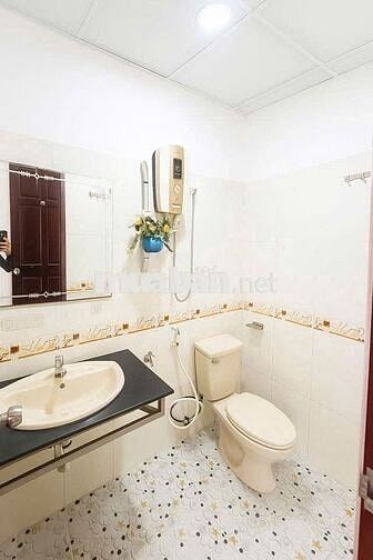 phòng mặt tiền Nguyễn Văn Khối siêu rộng có máy lạnh thang máy giá rẻ