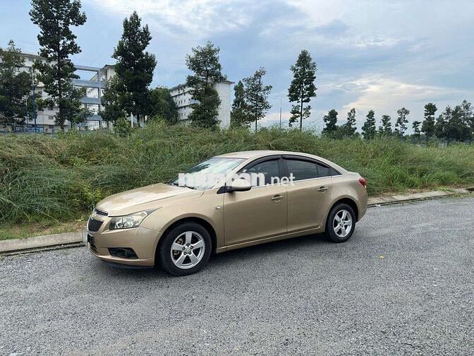 Ô tô Chevrolet Cruze 2011 số sàn màu vàng cát