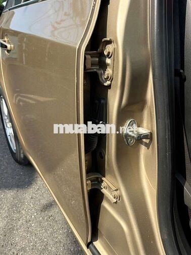 Ô tô Chevrolet Cruze 2011 số sàn màu vàng cát