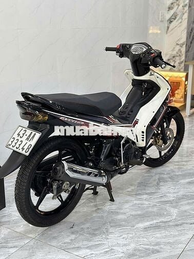 Xe máy Yamaha Exciter màu đen, hộp số tự động