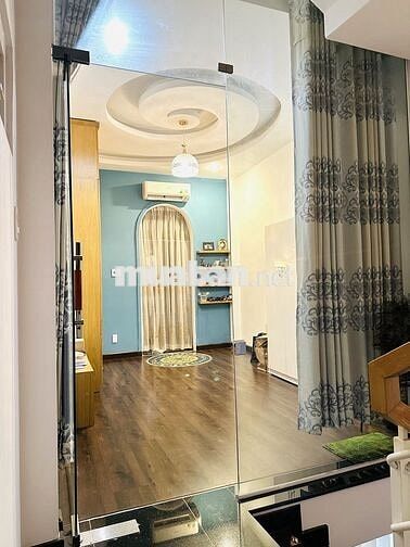 Nhà mới thiết kế đẹp, 1 trệt 3 lầu. 5 phòng ngủ quận Phú Nhuận