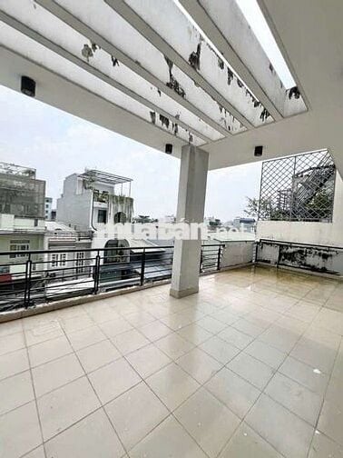 NHÀ 3 TẦNG ĐẸP RỘNG RÃI ( 10m x20m) CHIẾN LƯỢC BTĐ