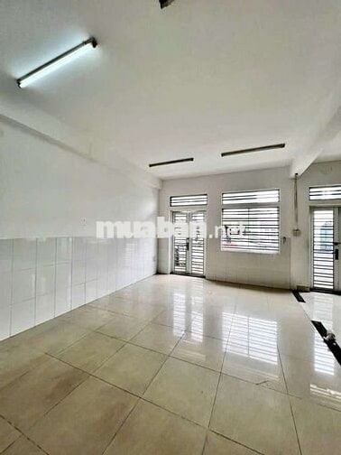 NHÀ 3 TẦNG ĐẸP RỘNG RÃI ( 10m x20m) CHIẾN LƯỢC BTĐ
