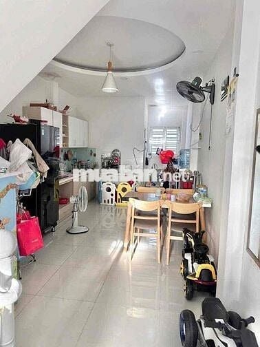 nhà đẹp 1 lầu 2pn 2wc có nội thất hẻm xe hơi
