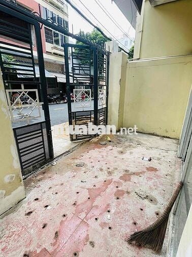 cho thuê nhà mặt tiền đang sơn sửa mới, Giá còn tl