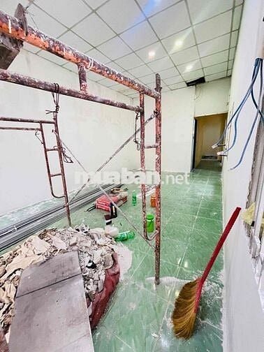 cho thuê nhà mặt tiền đang sơn sửa mới, Giá còn tl