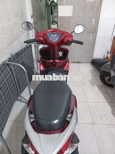 Xe máy Honda Vision màu đỏ, số tự động