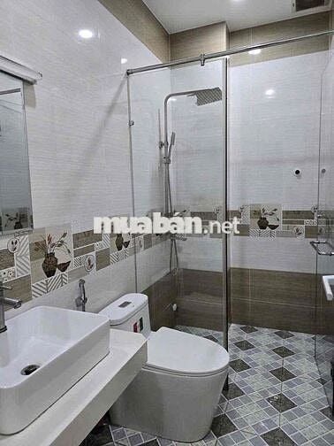 CHO THUÊ NHÀ : DT: 4 x 20m – 3 lầu 5 PN, 5 toilet, sân thượng  Liên