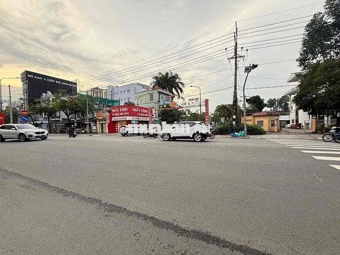 Cho thuê mặt bằng ngay ngã 3 gần trường đại học, gần chợ