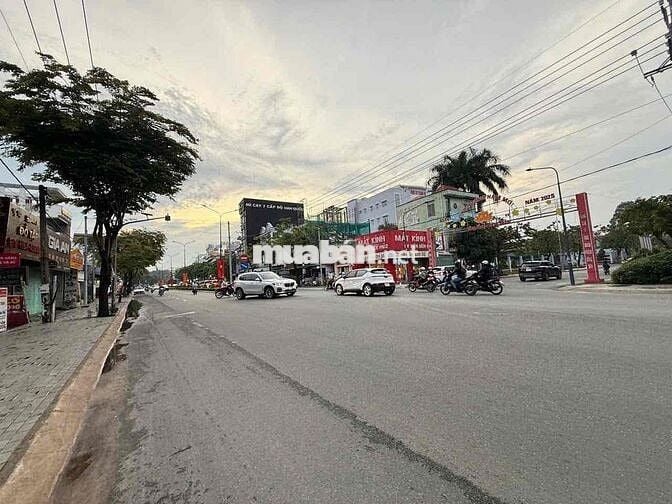 Cho thuê mặt bằng ngay ngã 3 gần trường đại học, gần chợ