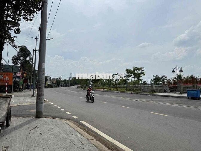 Cho thuê mặt bằng đất trống 3 Mặt Tiền ngay Phố Đi Bộ Bạch Đằng