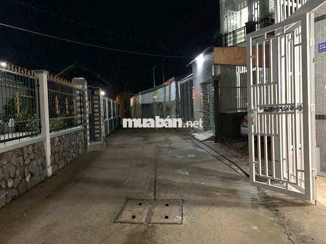 Nhà mặt tiền hẻm ô tô trong nhà.