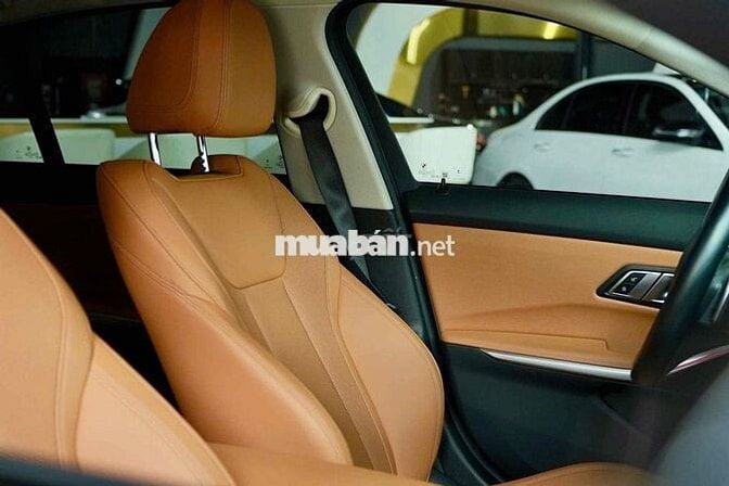 BMW 3 Series 2023 320i Sport Line - 16000 km