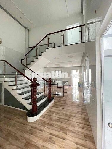 Nhà 10x18m trệt lầu có nội thất KDC Hồng Loan