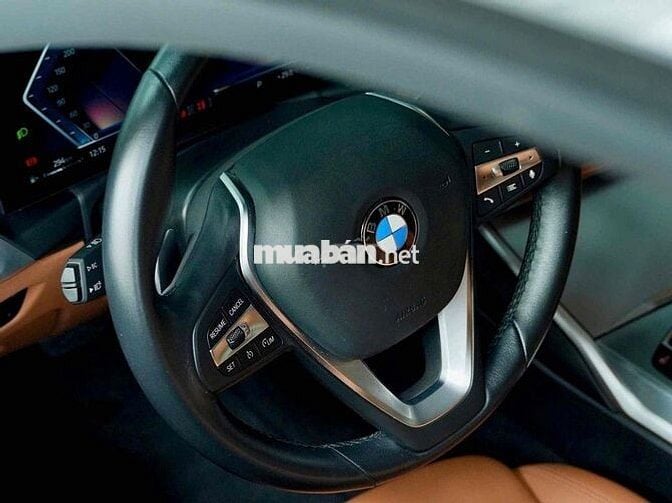 BMW 3 Series 2023 320i Sport Line - 16000 km