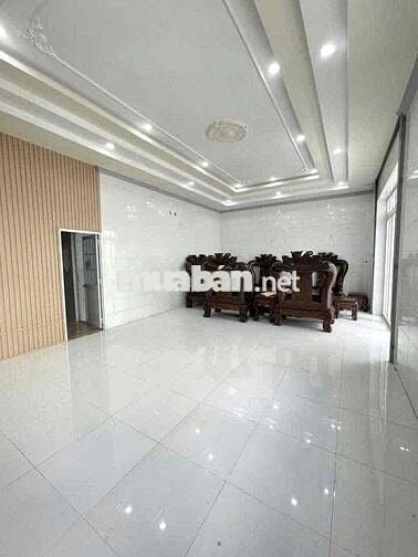 Nhà 10x18m trệt lầu có nội thất KDC Hồng Loan