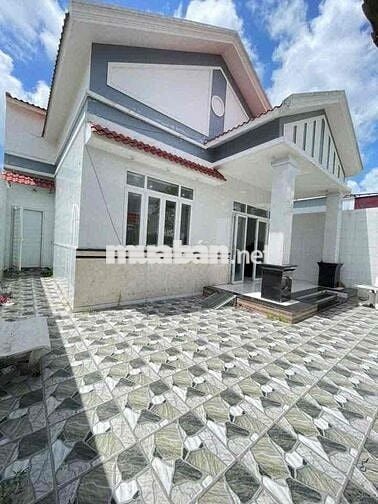 Nhà 10x18m trệt lầu có nội thất KDC Hồng Loan