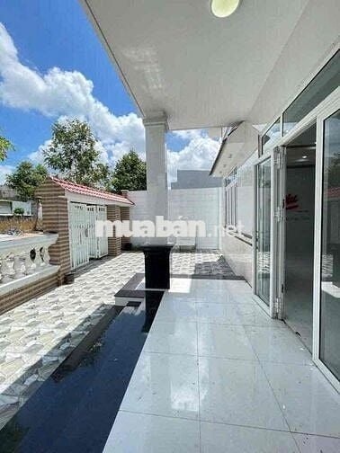 Nhà 10x18m trệt lầu có nội thất KDC Hồng Loan