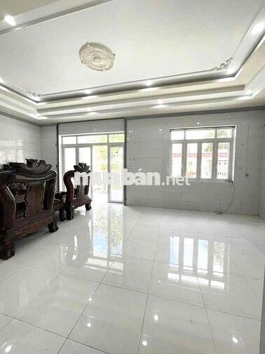 Nhà 10x18m trệt lầu có nội thất KDC Hồng Loan