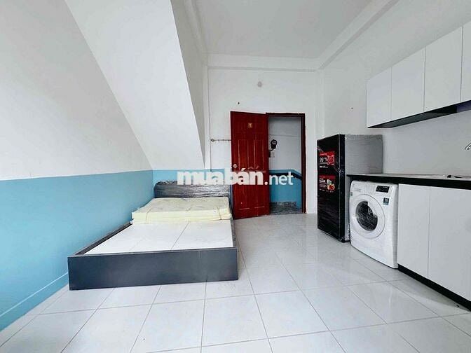 Căn hộ full nội thất cửa sổ lớn máy giặt riêng giáp Q1