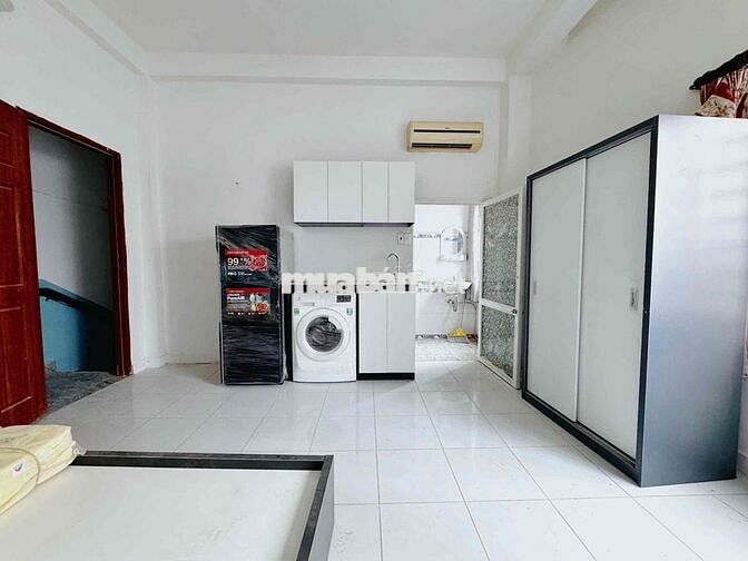 Căn hộ full nội thất cửa sổ lớn máy giặt riêng giáp Q1