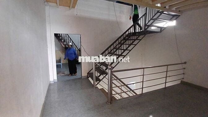 NHÀ 2 TẦNG 300M2, Ở HOẶC LÀM KHO, HẺM TẢI, KHU CÁ SẤU HOA CÀ, HBC
