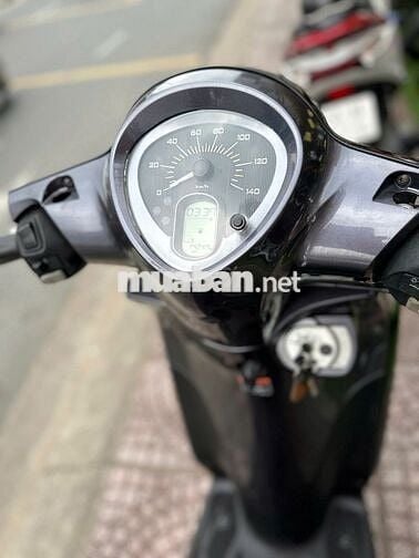 Xe máy Yamaha Janus đen, động cơ Blue Core