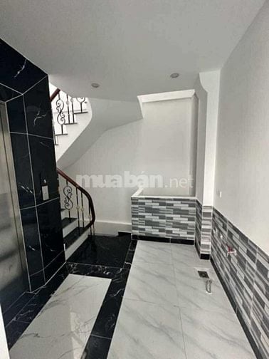 Chính chủ cần bán nhà 6 tầng lầu, thang máy ở ngã tư sở