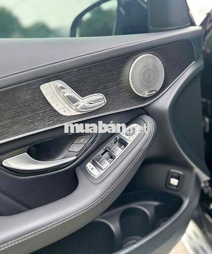 Mercedes GLC300 4Matic sx 2022 màu đen lướt đẹp