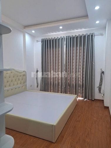 Bán nhà 5 tầng, diện tích đất 36 m2 ngõ phố Việt Hưng, giá nhỉnh 6 tỷ.
