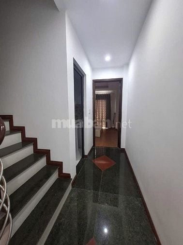 Bán nhà 5 tầng, diện tích đất 36 m2 ngõ phố Việt Hưng, giá nhỉnh 6 tỷ.
