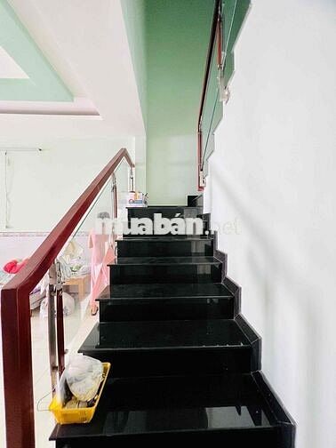 Nhà Sạch Sẻ DT 150m2 1Trệt 2Lầu 4Pn 3Wc Sân Đậu Ôtô Hẻm Xe Tải