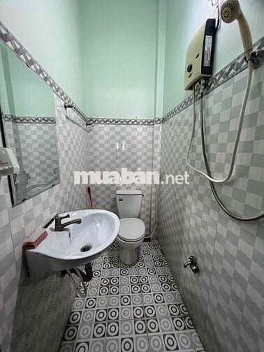 Nhà Sạch Sẻ DT 150m2 1Trệt 2Lầu 4Pn 3Wc Sân Đậu Ôtô Hẻm Xe Tải