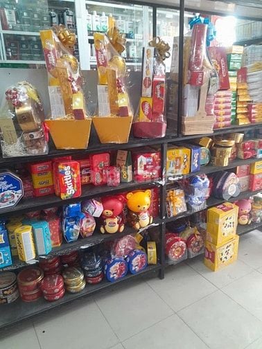 Cửa hàng bách hoá tuyển gấp 3 bạn nhân viên làm việc vào dịp cuối năm.