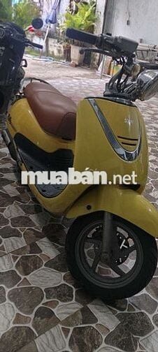 Xe máy SYM Cello màu vàng, số tự động