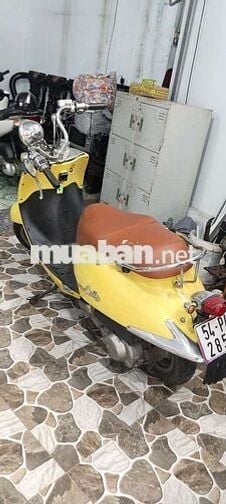Xe máy SYM Cello màu vàng, số tự động
