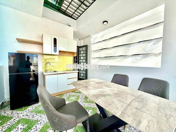 Căn hộ full nội thất máy giặt riêng tách bếp với không gian bếp mở