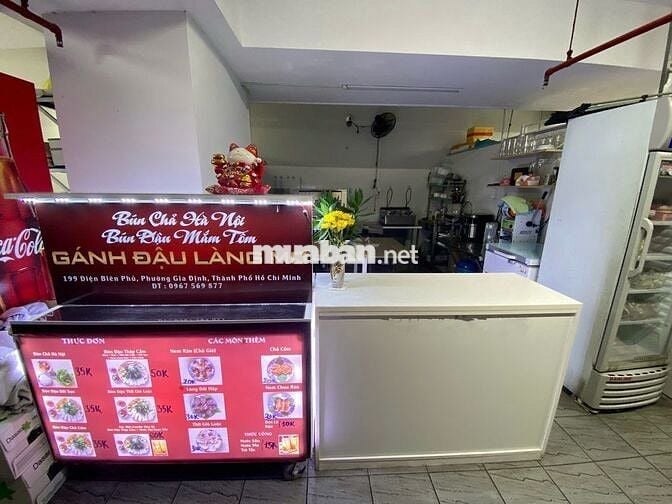 Sang quán bún chả Hà Nội bún đậu mắm tôm.