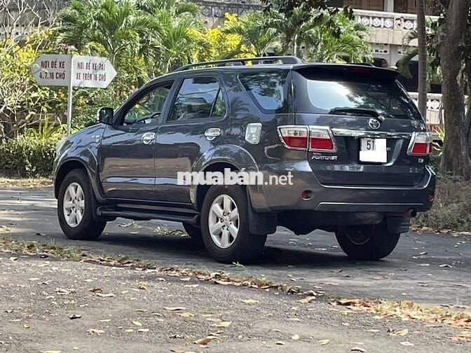 Toyota Fortuner V 2012 số tự động 2 cầu
