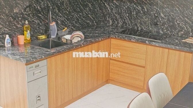 Nhà mặt đất, đầy đủ nội thất phù hợp cho gia đình nhỏ.