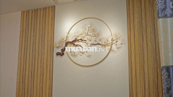 Nhà mặt đất, đầy đủ nội thất phù hợp cho gia đình nhỏ.