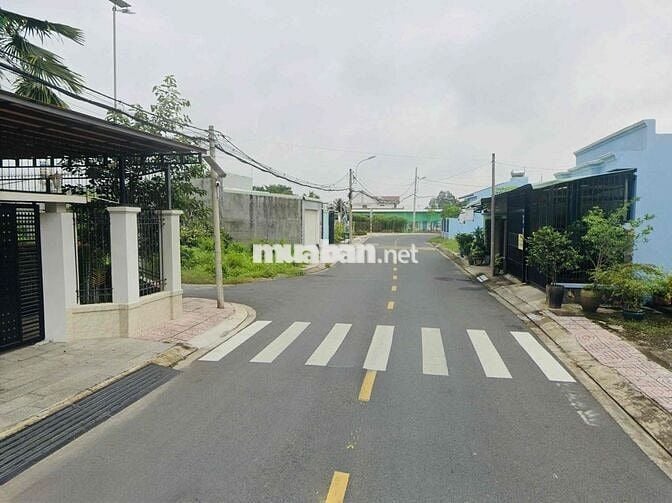 CHỦ NGỘP BÁN GẤP LÔ GÓC 2MT THỊ TRẤN CỦ CHI 210m2 760TR SHR FUL THỔ CU