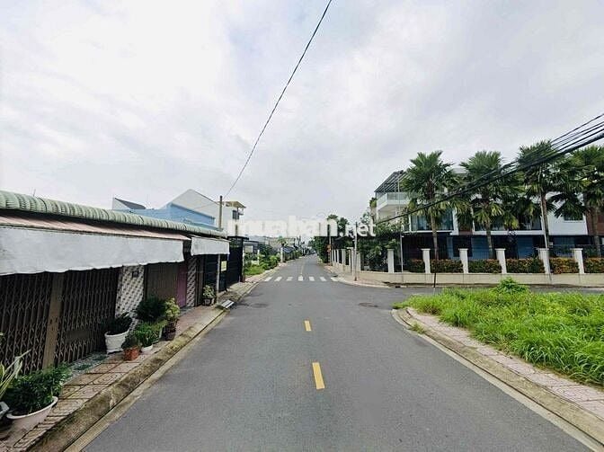 CHỦ NGỘP BÁN GẤP LÔ GÓC 2MT THỊ TRẤN CỦ CHI 210m2 760TR SHR FUL THỔ CU
