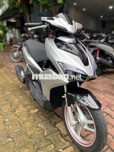 Xe máy Honda Air Blade 125 màu bạc đen