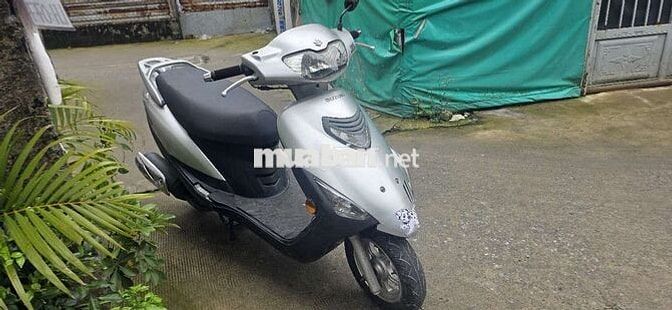 Xe máy Suzuki AU 125 màu bạc, động cơ zin