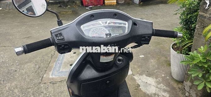 Xe máy Suzuki AU 125 màu bạc, động cơ zin