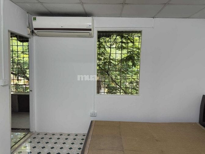 Chính chủ cho thuê căn hộ mặt hồ tầng 5 nhà B1 T/T Giảng Võ, Hà Nội