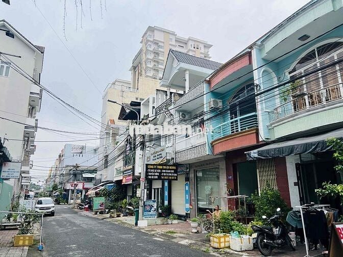 nhà 1 trệt 3 lầu khu d2d gần topaz win tôi bân về quê